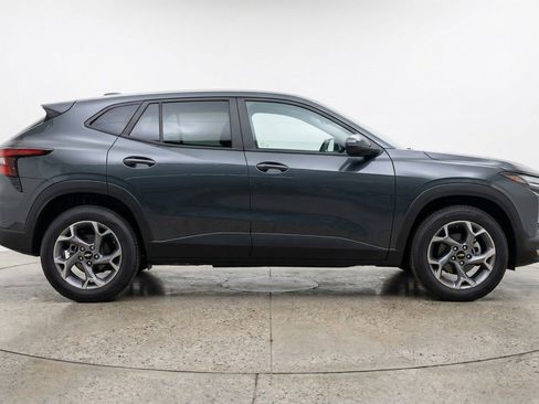 Used 2025 Chevrolet Trax LT FWD image 11