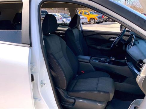 Used 2024 Nissan Rogue SV image 9