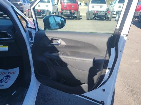 New 2025 Chrysler Pacifica Select image 26
