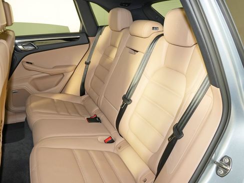 Certified 2025 Porsche Macan AWD/4WD image 39