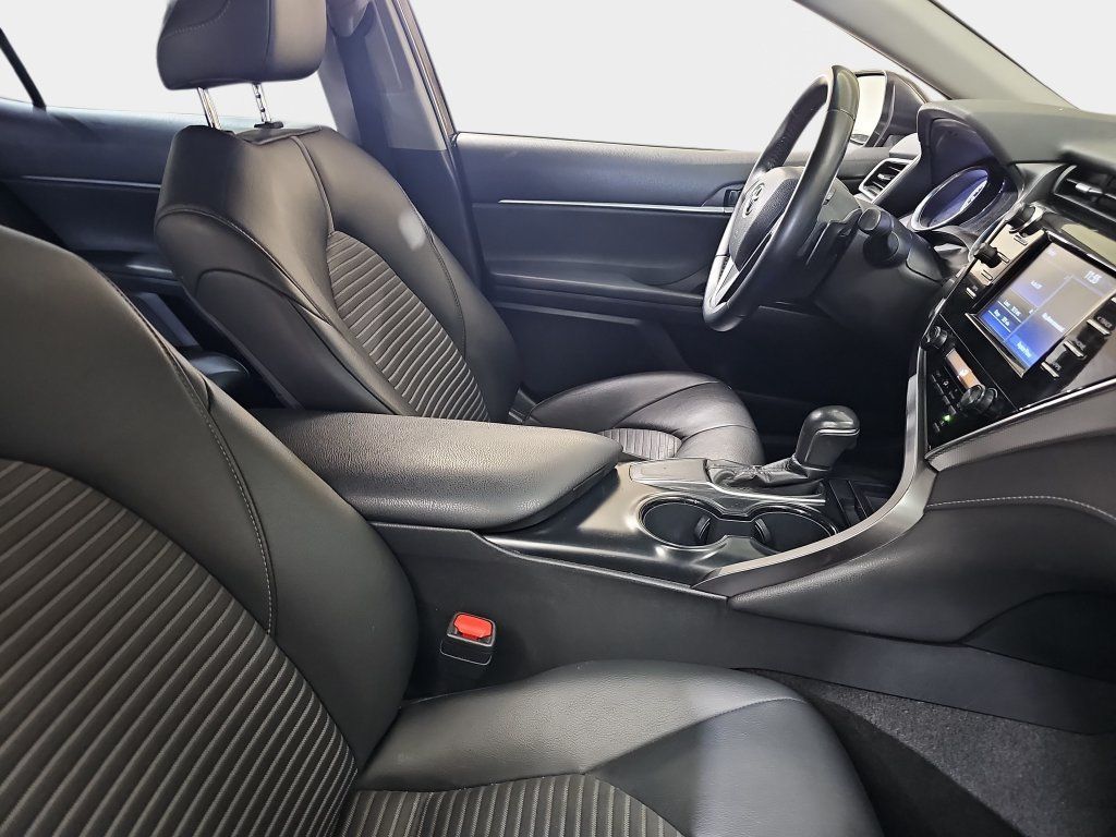 Used 2018 Toyota Camry SE w/ Convenience Package FWD image 12
