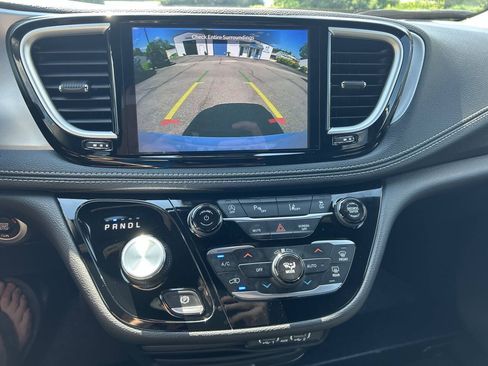 Used 2024 Chrysler Pacifica Touring FWD image 20
