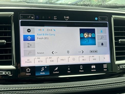 Used 2024 Chrysler Pacifica Select image 22