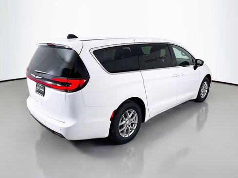 New 2026 Chrysler Pacifica Select image 7