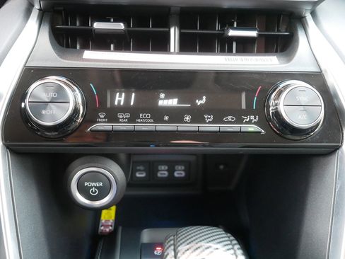 Used 2023 Toyota Venza LE image 23