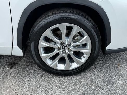 Used 2023 Toyota Highlander Limited FWD image 8