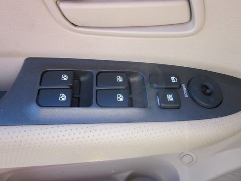 Used 2008 Kia Rondo LX w/ Convenience Pkg image 25