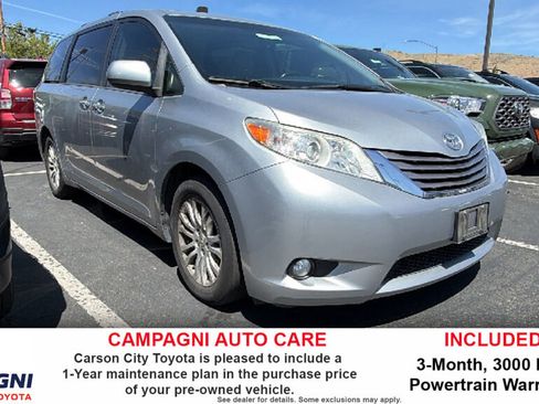 Used 2017 Toyota Sienna XLE Premium FWD image 1