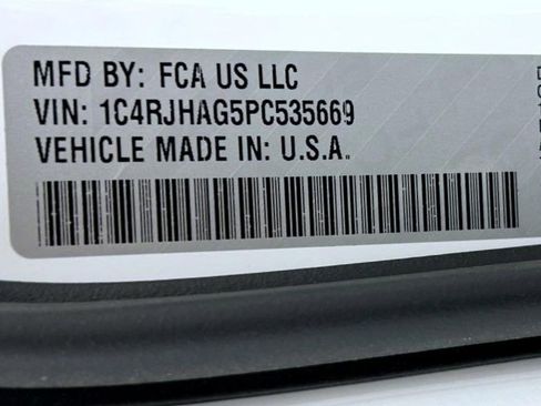 Certified 2023 Jeep Grand Cherokee Laredo image 25