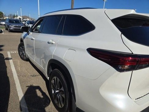 Used 2021 Toyota Highlander XLE AWD/4WD image 15