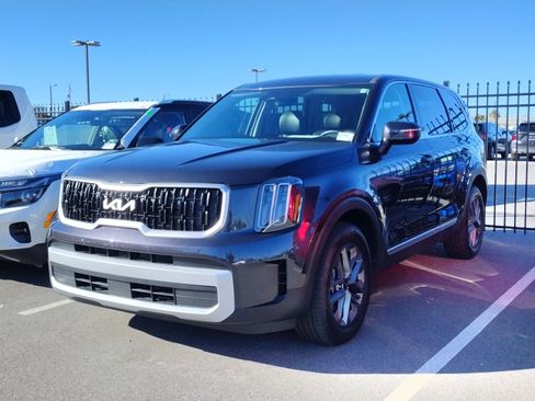 Used 2025 Kia Telluride LX image 3