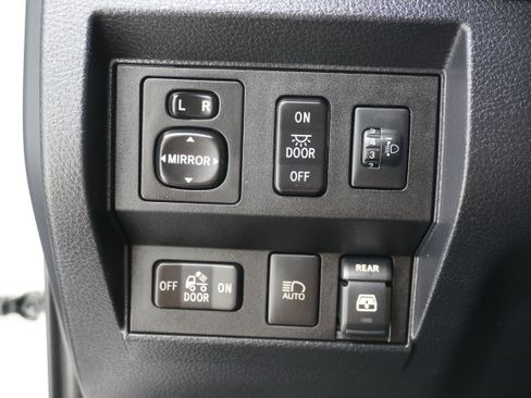 Used 2018 Toyota Tundra SR5 w/ SR5 Upgrade Package AWD/4WD image 24