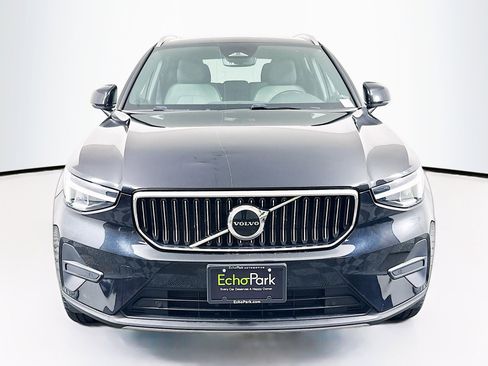 Used 2024 Volvo XC40 B5 Core image 2