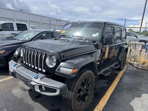 Used 2023 Jeep Wrangler Unlimited Sahara w/ Cold Weather Group AWD/4WD image 16
