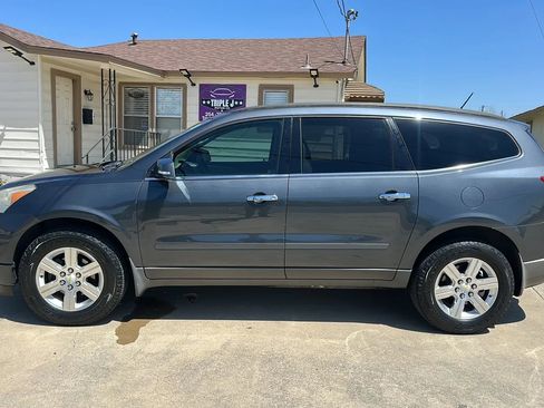 Used 2012 Chevrolet Traverse LT image 2