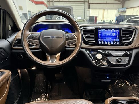 Used 2017 Chrysler Pacifica Limited w/ UConnect Theater Package FWD image 20