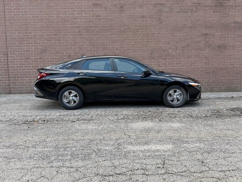 Used 2025 Hyundai Elantra SE FWD image 19