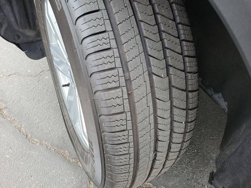 Used 2022 Ford Explorer XLT image 16