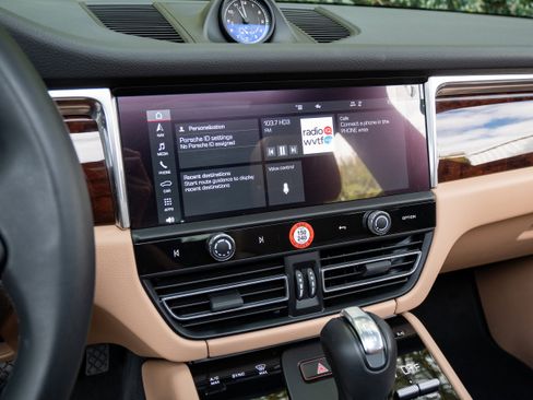 Used 2025 Porsche Macan image 24