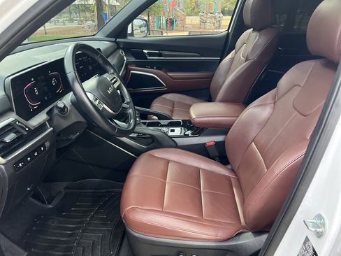 Used 2023 Kia Telluride EX w/ EX Captain's Chair Package image 16