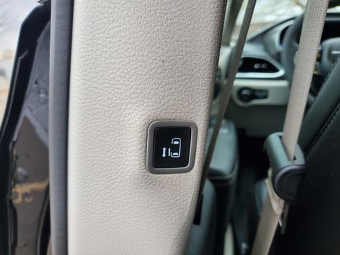 Certified 2024 Chrysler Pacifica Touring-L image 28