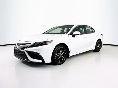 Used 2024 Toyota Camry SE image 3