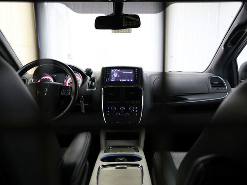Used 2018 Dodge Grand Caravan SXT FWD image 2