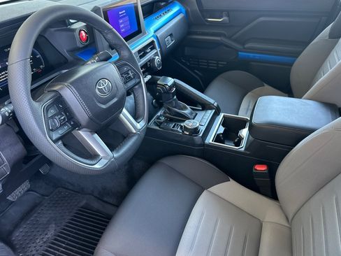 Certified 2025 Toyota Tacoma TRD Off-Road AWD/4WD image 9