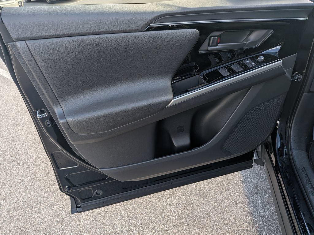 Used 2024 Toyota bZ4X FWD image 9