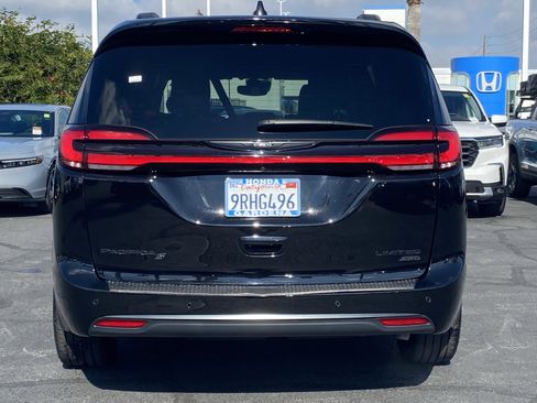 Used 2024 Chrysler Pacifica Limited w/ Uconnect Theater Family Group image 5