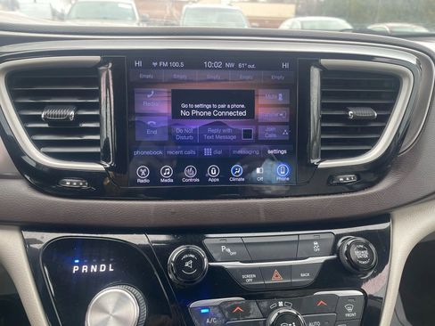 Used 2017 Chrysler Pacifica Touring-L w/ Tire & Wheel Group image 11