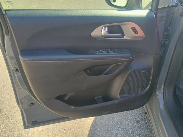 Used 2021 Chrysler Pacifica Limited w/ Uconnect Theater Family Group FWD image 21