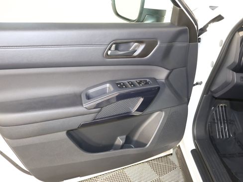 Used 2025 Nissan Pathfinder SV image 37