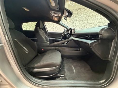 Used 2025 Hyundai Elantra Sport FWD image 9