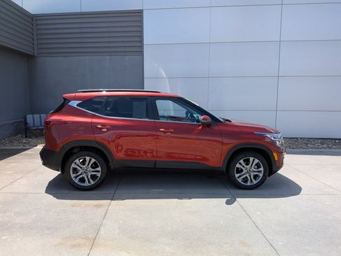 Used 2023 Kia Seltos S w/ Navigation Package FWD image 3