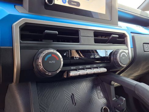 Certified 2025 Toyota Tacoma TRD Off-Road AWD/4WD image 14