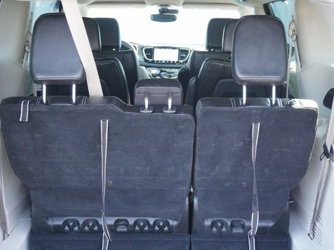 Used 2024 Chrysler Pacifica Touring-L image 7