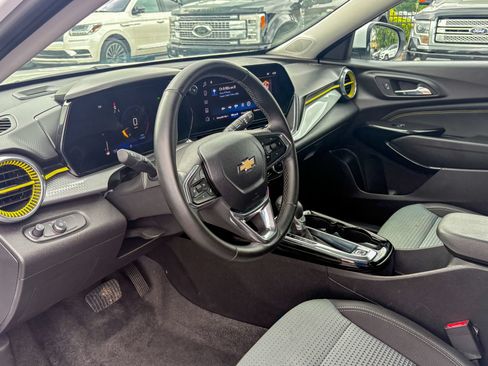 Used 2025 Chevrolet Trax LT w/ Driver Confidence Package FWD image 6