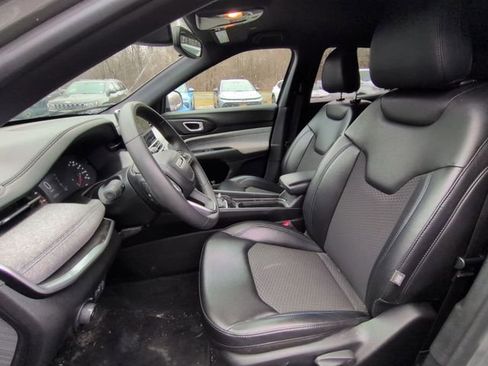 Used 2023 Jeep Compass Latitude image 9