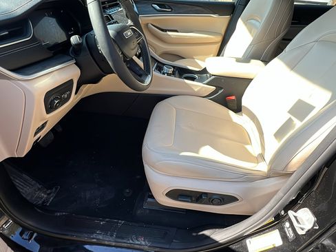 Used 2025 Jeep Grand Cherokee Limited image 16