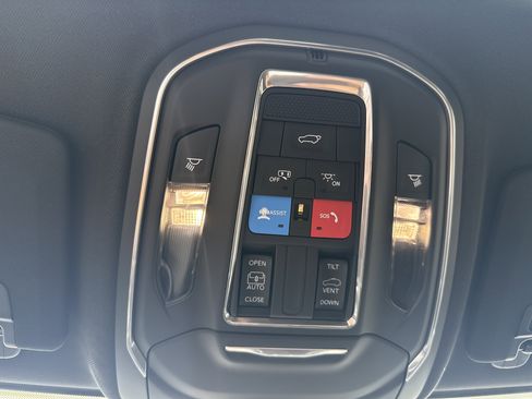 New 2025 Jeep Grand Cherokee Laredo X w/ Luxury Tech Group I image 28