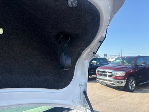 Used 2018 Ford Taurus SE FWD image 16