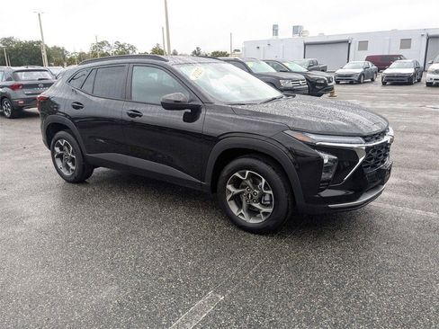 Used 2025 Chevrolet Trax LT w/ LT Convenience Package image 2