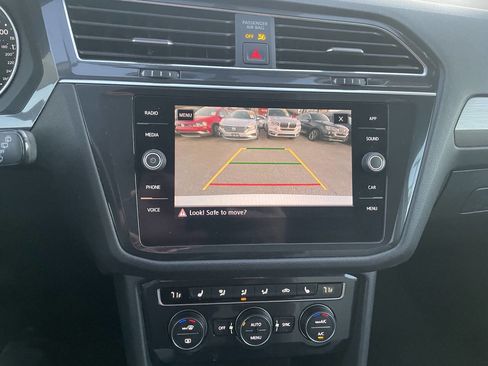Used 2020 Volkswagen Tiguan SE image 33