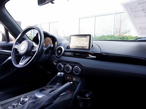 Used 2018 FIAT 124 Spider Lusso w/ Navigation & Sound Group image 8