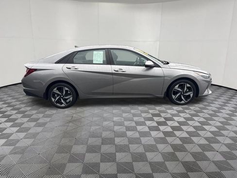 Used 2023 Hyundai Elantra SEL w/ Convenience Package FWD image 4