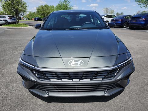 Used 2025 Hyundai Elantra SEL image 11