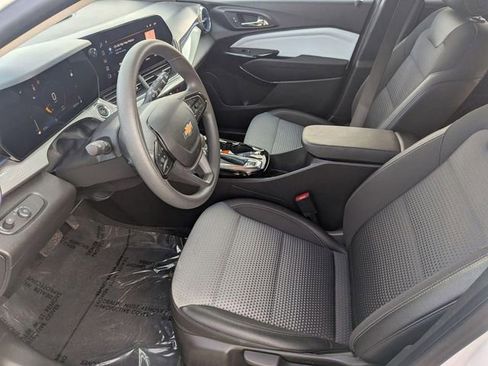 Used 2025 Chevrolet Trax LT image 12