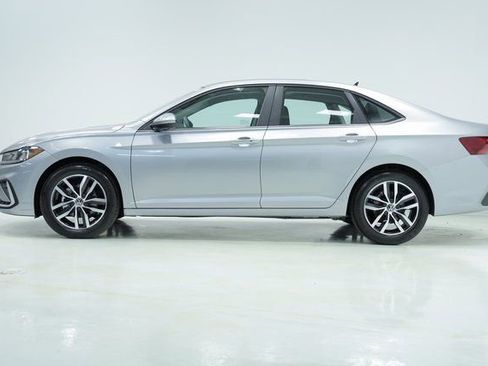 New 2025 Volkswagen Jetta SE image 4