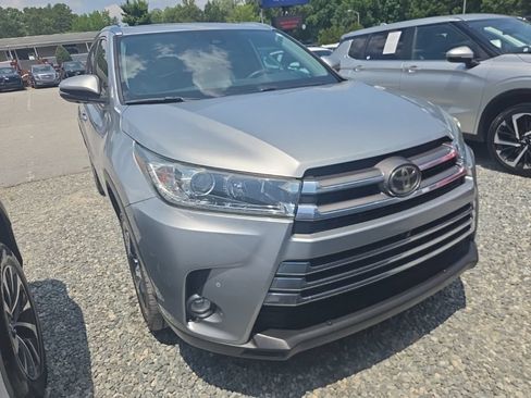 Used 2019 Toyota Highlander Limited Platinum FWD image 2